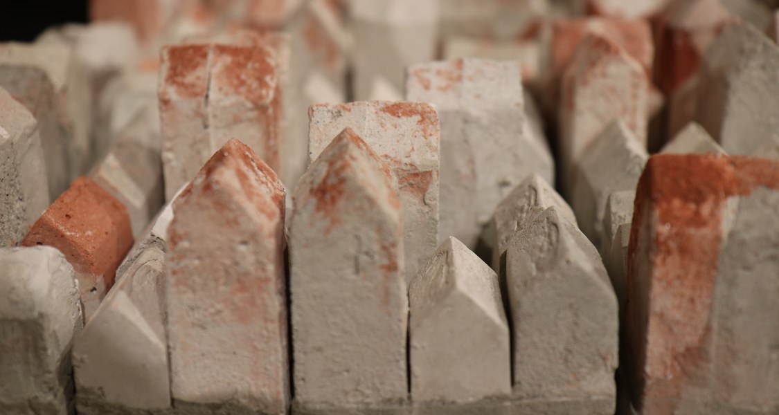 Detailansicht von kleinen Betonhäusern des Künstlers Hans Schohl