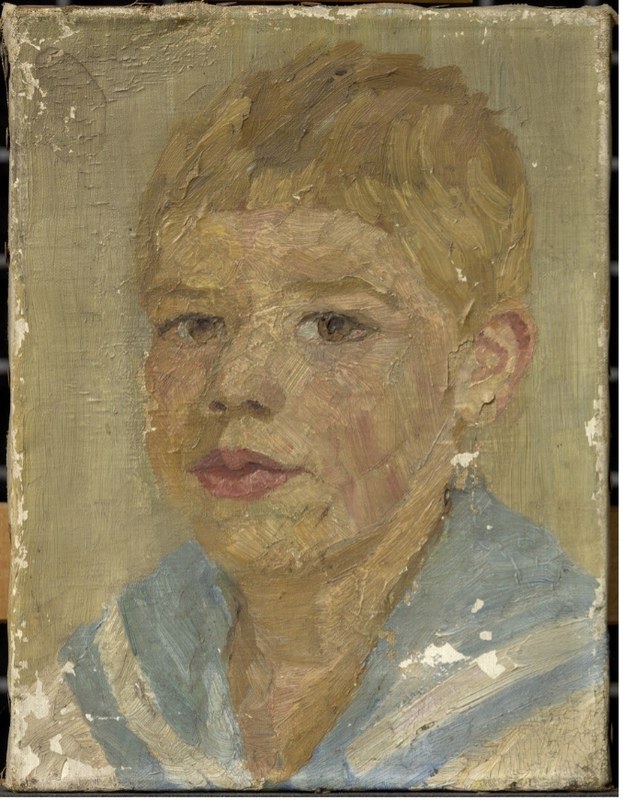 Bild eines Knaben von vorne-links, kurzes, blondes Haar, braune Augen, roter Mund, blau-weißes Hemd mit Kragen.