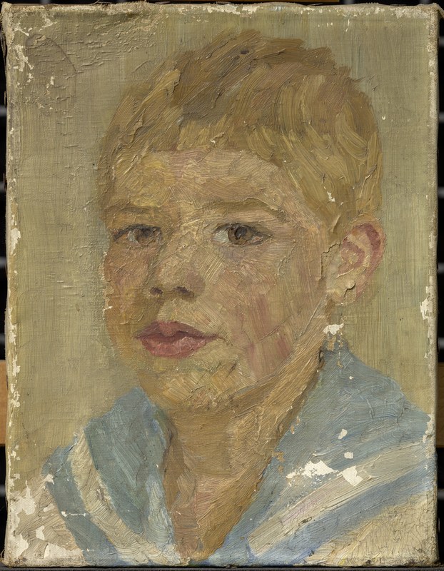Bild eines Knaben von vorne-links, Kurzes, blondes Haar, braune Augen, roter Mund, blau-weißes Hemd mit Kragen