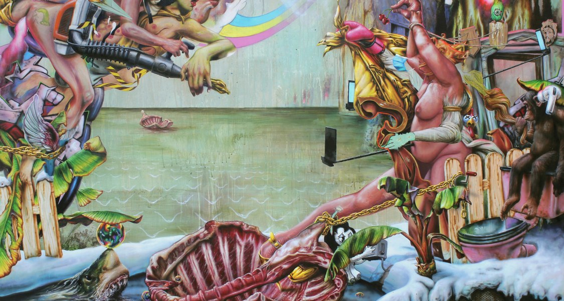 Zahlreiche Personen, Tiere und Cartoons tummeln sich auf der Leinwand. Das Bild vereint aktuelle und kunsthistorische Bezüge.