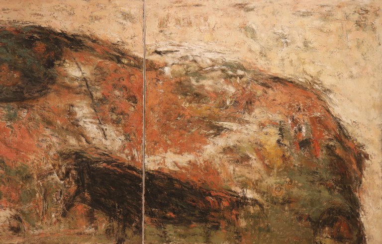 Drei großformatige Leinwände mit abstrakter Malerei in Sand- und Erdtönen.