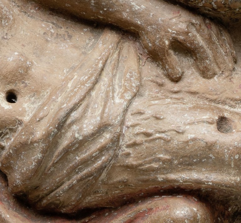 Unterkörper und Beine der Jesusfigur aus Ton mit zwei kleinen Öffnungen