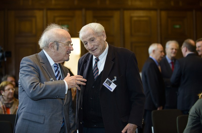 Dr. Heinz Düx (links) im Gespräch mit Gabriel Bach. Die Aufnahme ist 2013 auf dem 3. Rosenburg-Symposium im Schwurgerichtssaal in Nürnberg entstanden.