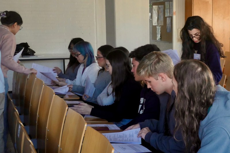 Studentische Tutor*innen helfen Studienkollegiat*innen bei den organisatorischen Aufgaben.