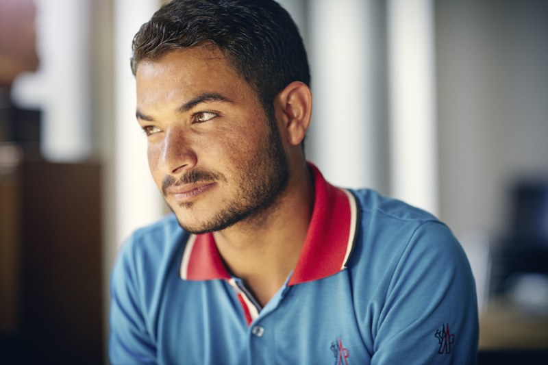 Ein Student schaut mit verträumten Blick aus dem Fenster.