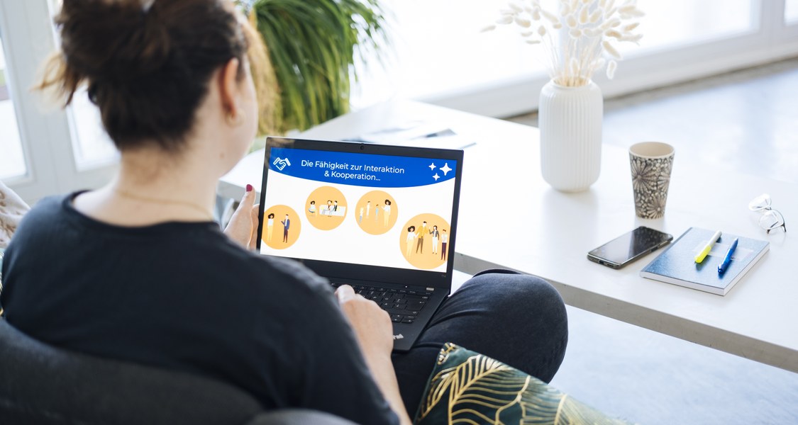 Foto zeigt Bild eines Menschen, der sich mit dem Test am Bildschirm beschäftigt