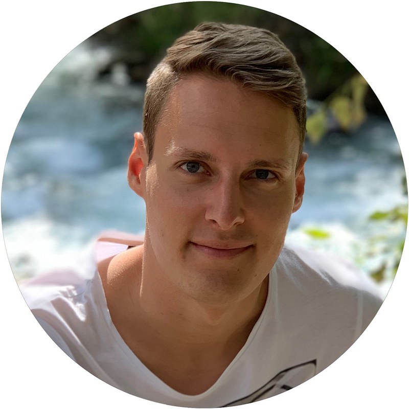 Portrait eines Studenten vor grünem botanischen Hintergrund.