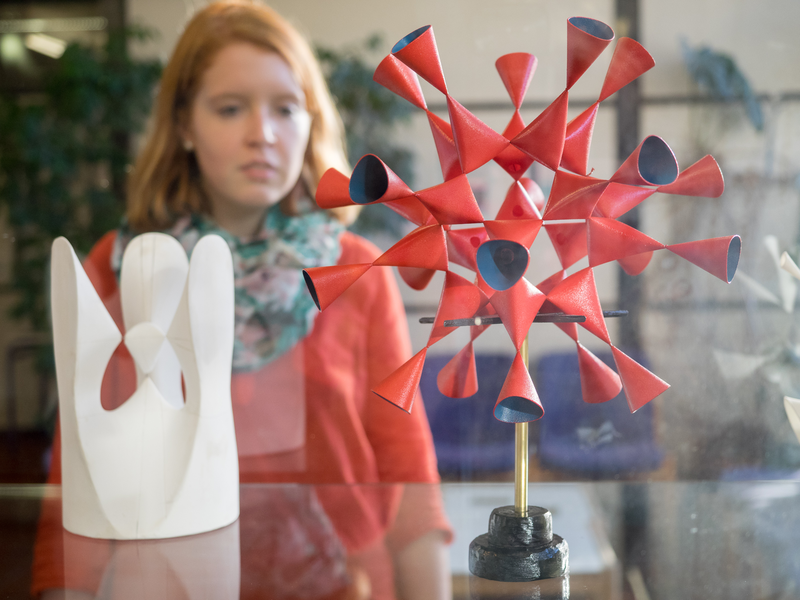 In einer Glasvitrine steht das mathematische Modell der Barth'schen Sextik. Eine Studentin betrachtet das Modell.