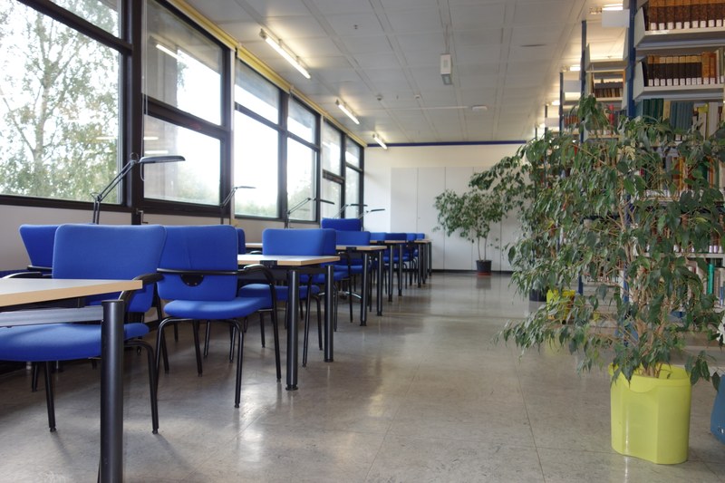 Arbeitsplätze ohne PC in der Bibliothek Biologie