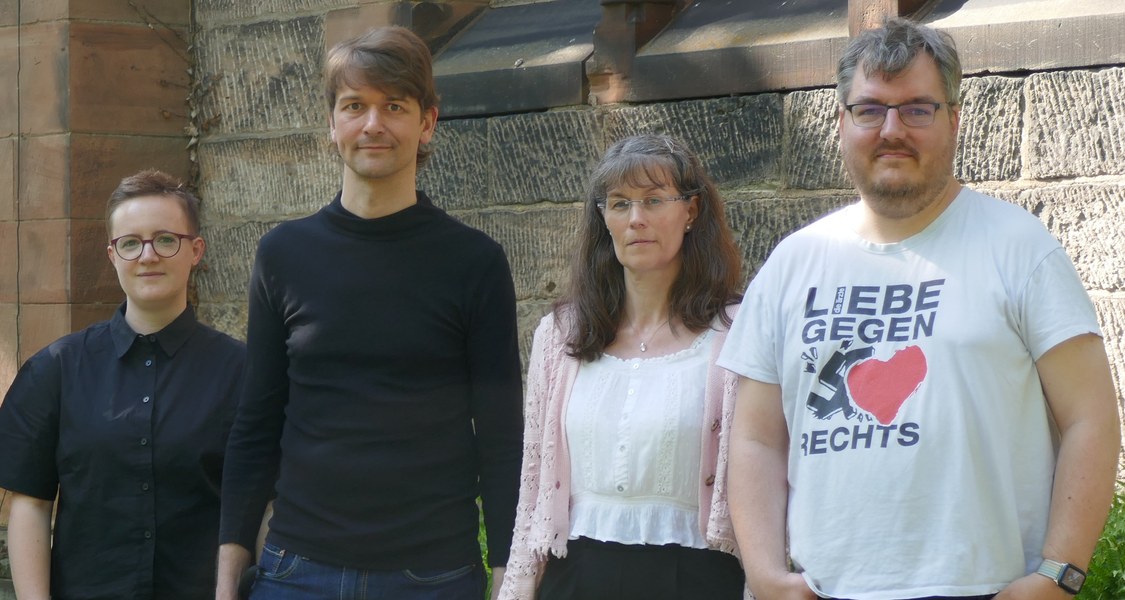 Bild der vier Kandidat*innen im Botanischen Garten.