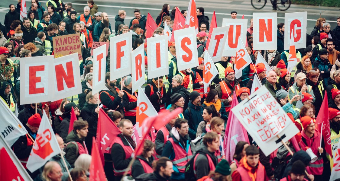 Doppelt so viele Landesbeschäftigte wie in den vorhergehenden Tarifrunden gingen beim ersten Warnstreik in Marburg auf die Straße – doch das Land scheint das Signal noch nicht verstanden zu haben. (Foto: Maurice Jelinski, Mindlapse Media)
