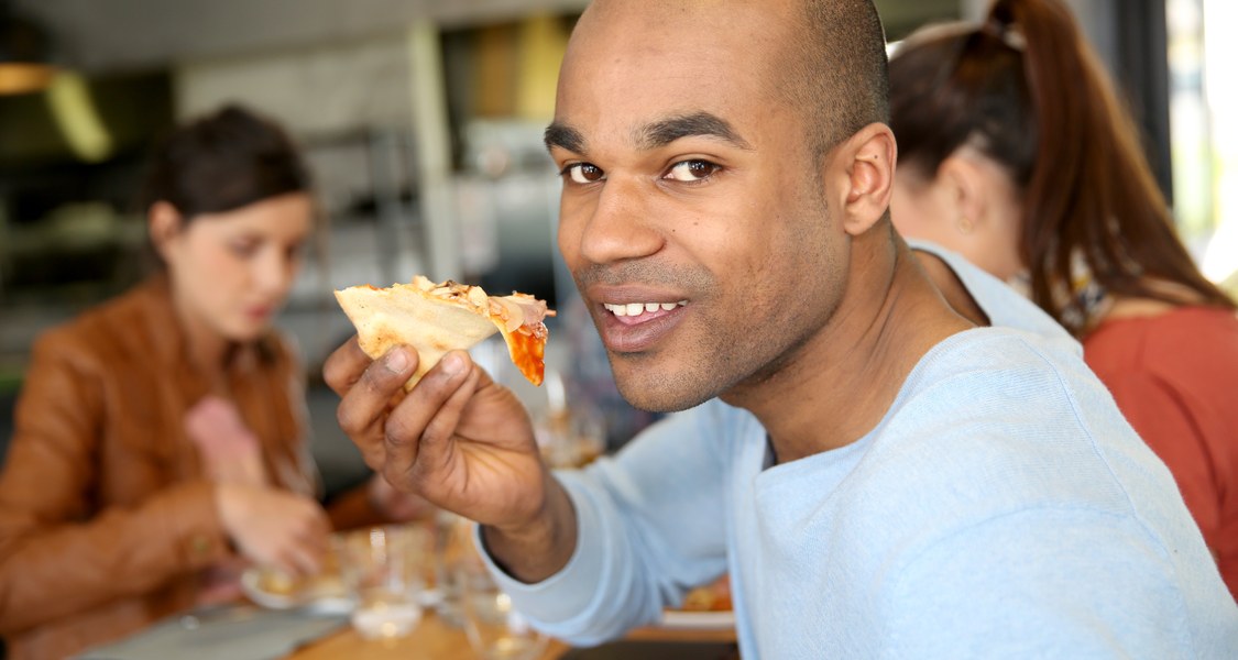 Guten Appetit! Leider fehlt es vielerorts an der Uni an Möglichkeiten, in der Pause Essbares zu sich zu nehmen. (Foto: colourbox.de)