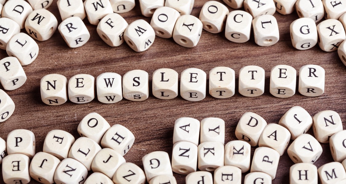 Würfel mit Buchstaben bilden Das Wort "Newsletter".