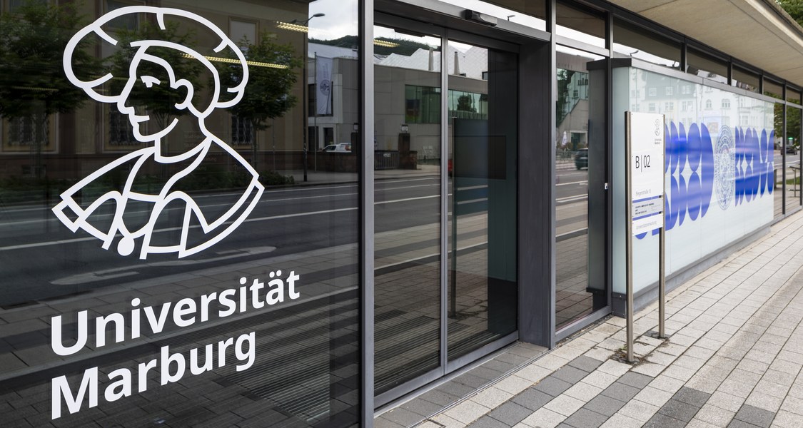 Eingang zur Verwaltung in der Biegenstraße