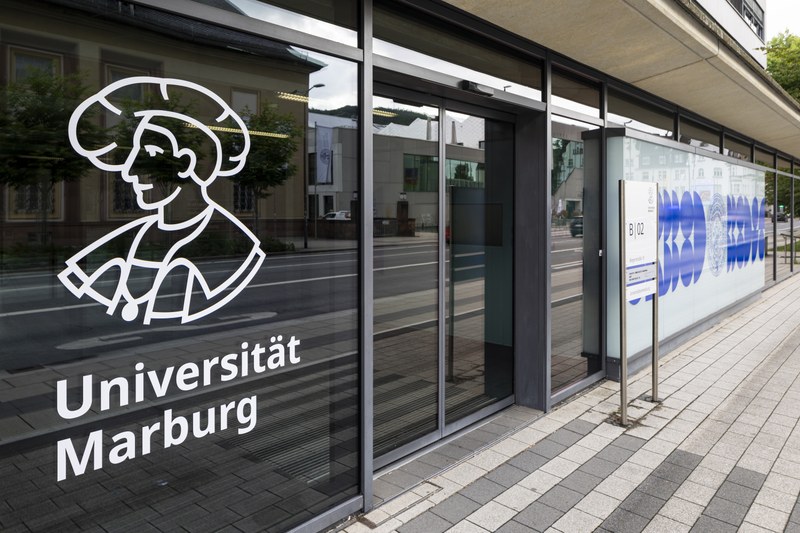 Eingangsbereich Biegenstraße 10 mit neuem Logo