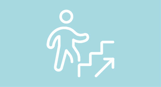Stilisierte Personen die eine Treppe hinaufsteigt als weißes Umriss-Icon auf hellblauen Hintergrund.