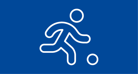 Stilisierte Personen mit Fußball als weiße Umriss-Icons auf blauem Hintergrund.
