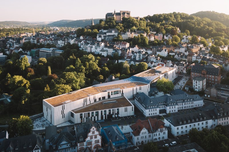 Blick auf die Marburger Altstadt mit Universitätsbibliothek und Schloss
