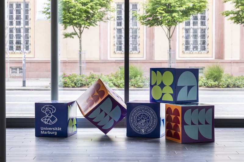 bunte Pappwürfel im neuen Corporate Design
