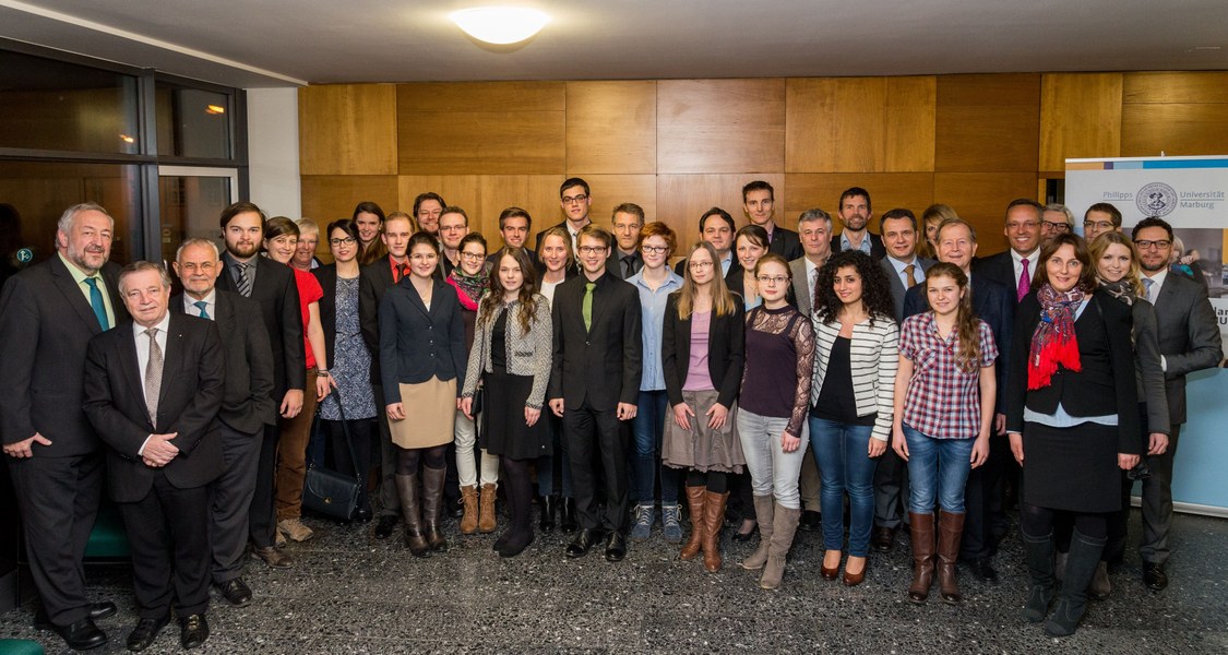 Bei einem Empfang am 14. Januar 2015 überreichte Prof. Dr. Harald Lachnit (links), Vize-Präsident für Studium und Lehre an der Philipps-Universität Marburg, 24 Studierenden die Deutschlandstipendien und dankte den Unternehmen und Institutionen für ihr Engagement.