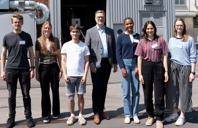 Sechs Deutschlandstipendiat:innen zusammen mit Dr. Jan Marien bei der  Isabellenhütte Heusler GmbH & Co. KG
