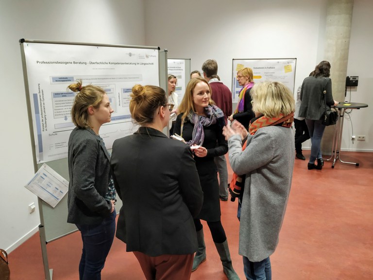 2. internes Netzwerktreffen ProPraxis am 30.01.2020. An Stellwänden hängen Informationen zum Projekt; in kleinen Gruppen tauschen sich Teilnehmende aus.