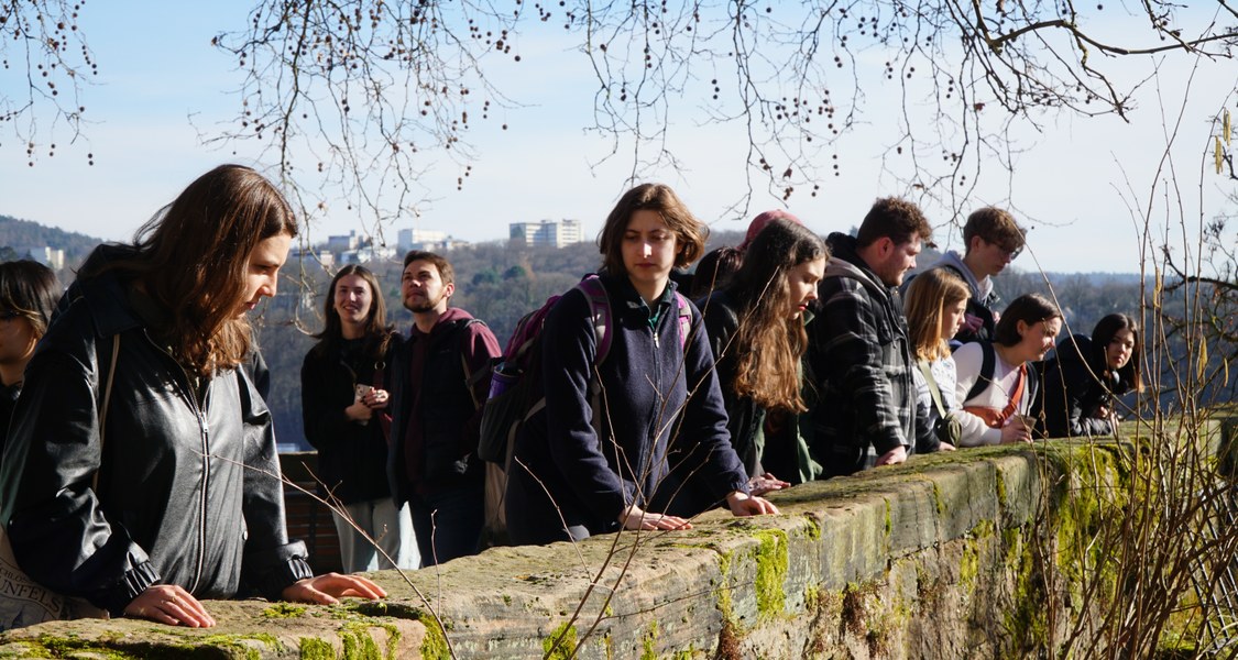 Students sightseeing at the Marburg castle's wall