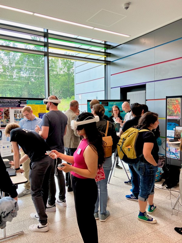 Several projects presented their use and handling of AI in the foyer of SYNMIKRO's research building on the Lahnberge.