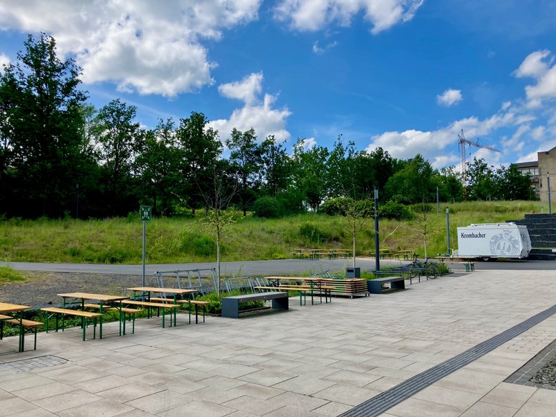 The scientists' day ended in fine weather in the "beer garden" set up for the occasion.