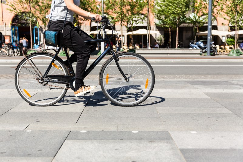 A female cyclist in the city.